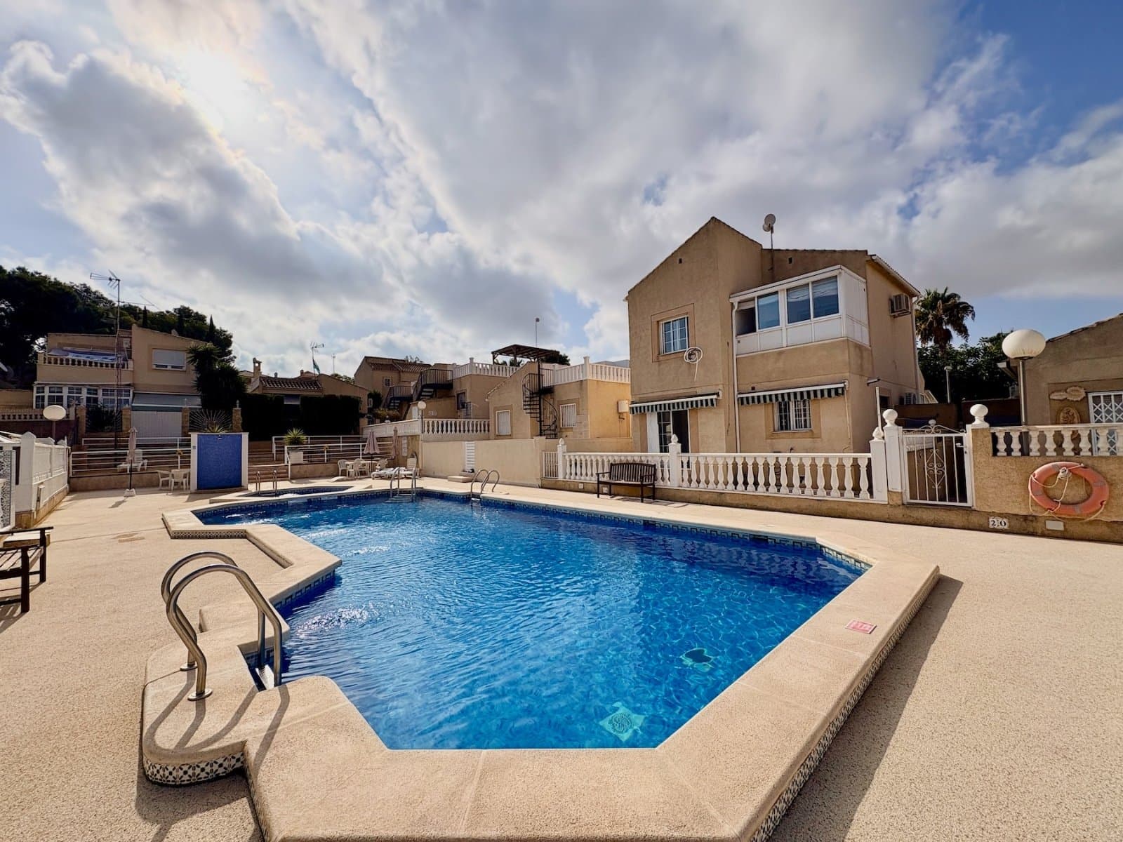 Villa mit 4 Schlafzimmern, 2 Bädern und Gemeinschaftspool