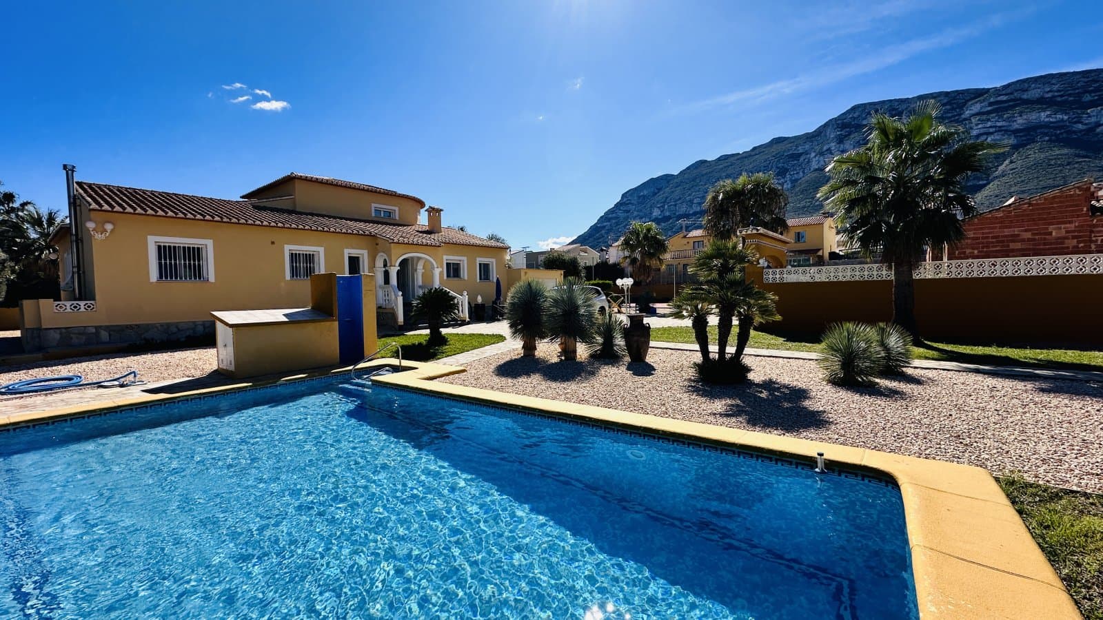 Sehr gepflegte Villa mit großem Grundstück, großem Pool, Tennisplatz, Brunnen, Garage, Heizung, Klima und vielen Extras