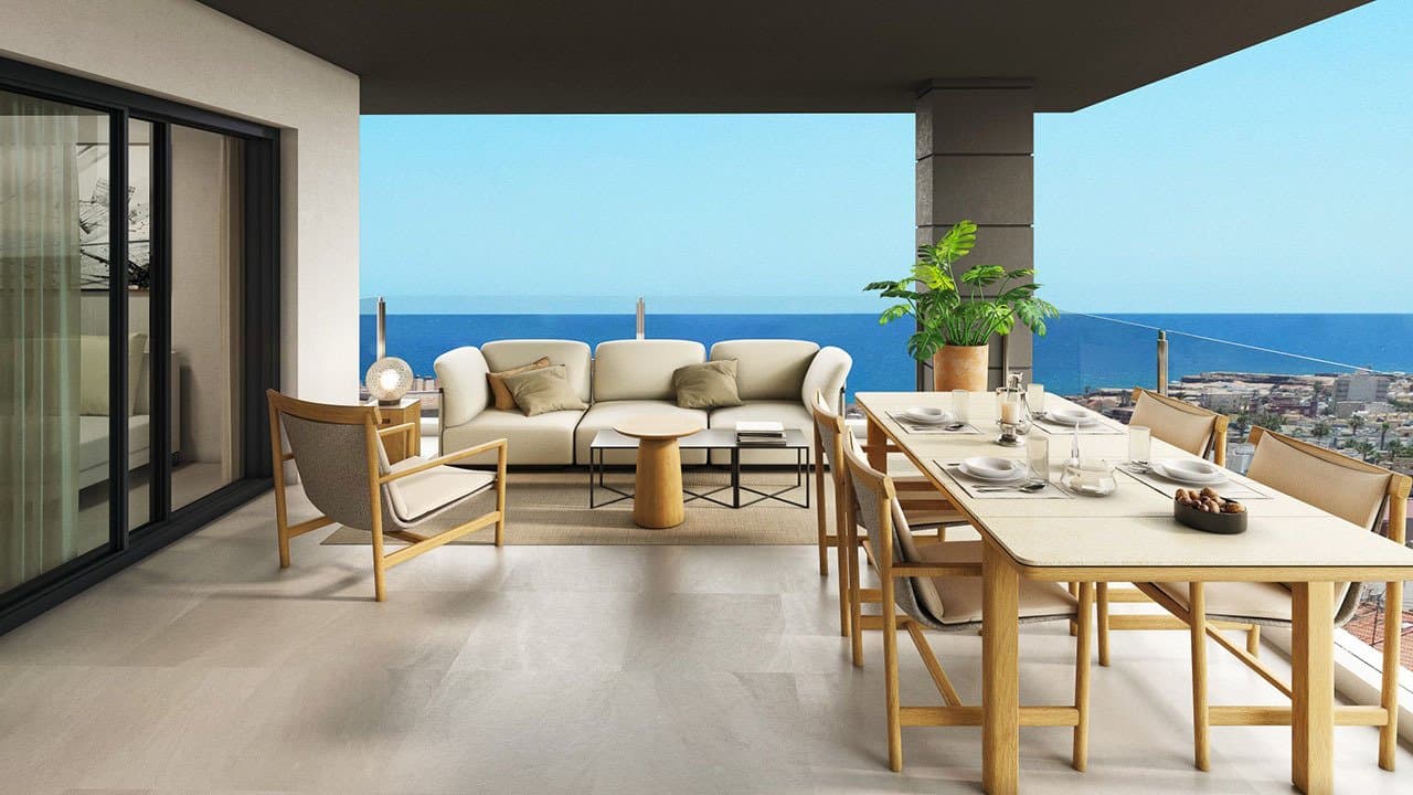 Penthouse-Wohnungen mit 3 Schlafzimmern, 2 Bädern, Vorinstallation Klimaanlage, Kfz-Stellplatz und Gemeinschaftspool nur 700 m vom Strand
