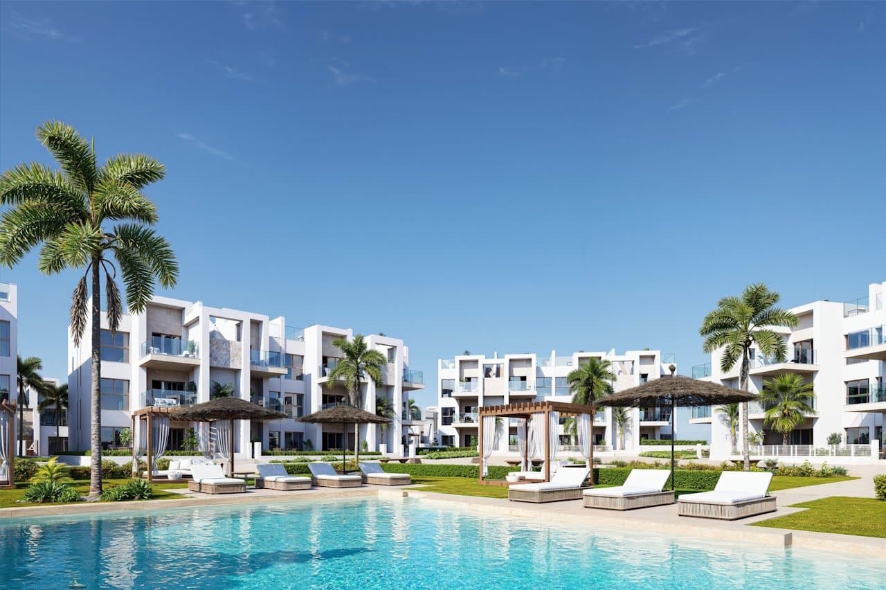 Wohnungen mit 2 Schlafzimmern, Tiefgaragenstellplatz und Gemeinschaftspool in einer wunderschönen Golfanlage und nur 500 m vom Strand