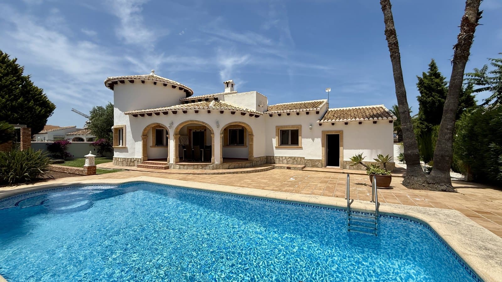 Einzigartige Traumvilla nahe Denia mit großem Eckgrundstück nur wenige Gehminuten vom Meer entfernt