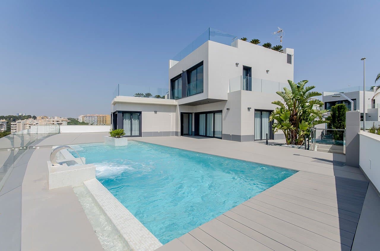 Exklusive Villen mit 3 Schlafzimmern, 3 Bädern, 1 Gäste-WC, Dachterrasse und Privatpool nur 600 m vom Strand
