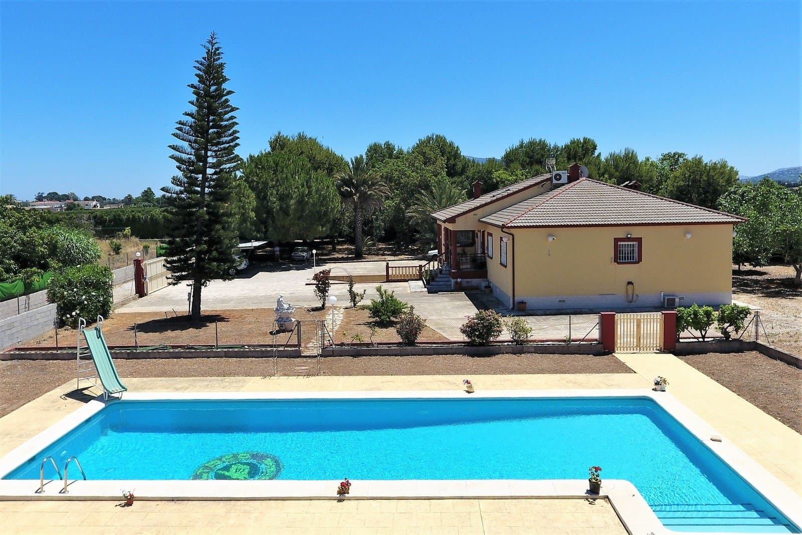 Villa mit 4 Schlafzimmern und großem Pool, auf einem großzügigen Grundstück ohne Stromleitungen und in unmittelbarer Nähe zum Strand