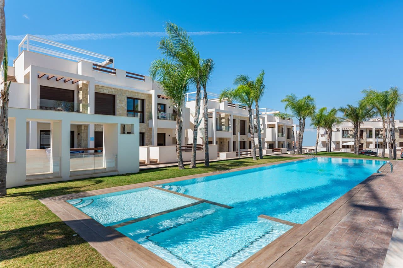 Sehr schöne Erdgeschoss-Wohnungen mit 2 Schlafzimmern, 2 Badezimmern und 2 Gemeinschaftspool