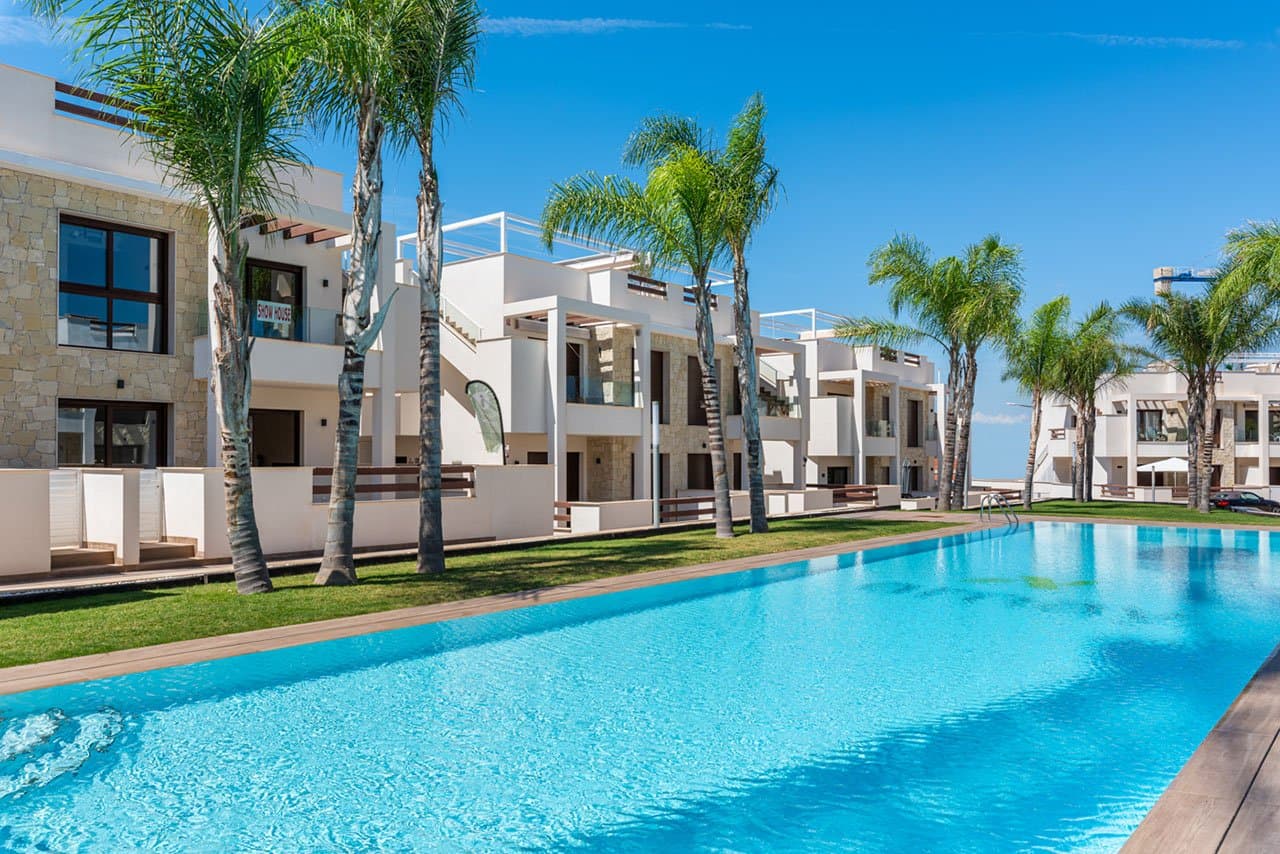 Sehr schöne Obergeschoss-Wohnungen mit 4 Schlafzimmern, 2 Badezimmern, Dachterrasse und 2 Gemeinschaftspool