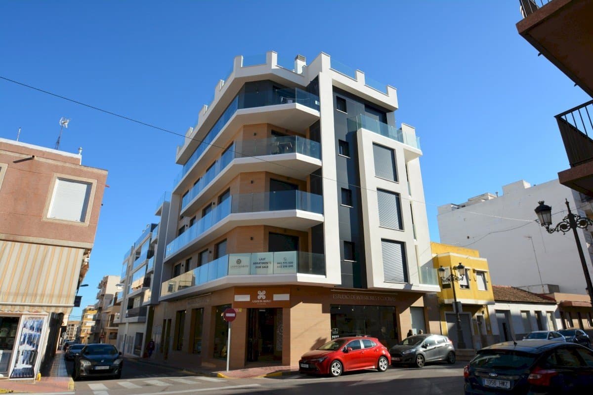 Neuwertige Penthouse-Wohnung mit 2 Schlafzimmern, 2 Bädern, Dachterrasse und Tiefgaragenstellplatz nur 700 m vom Strand