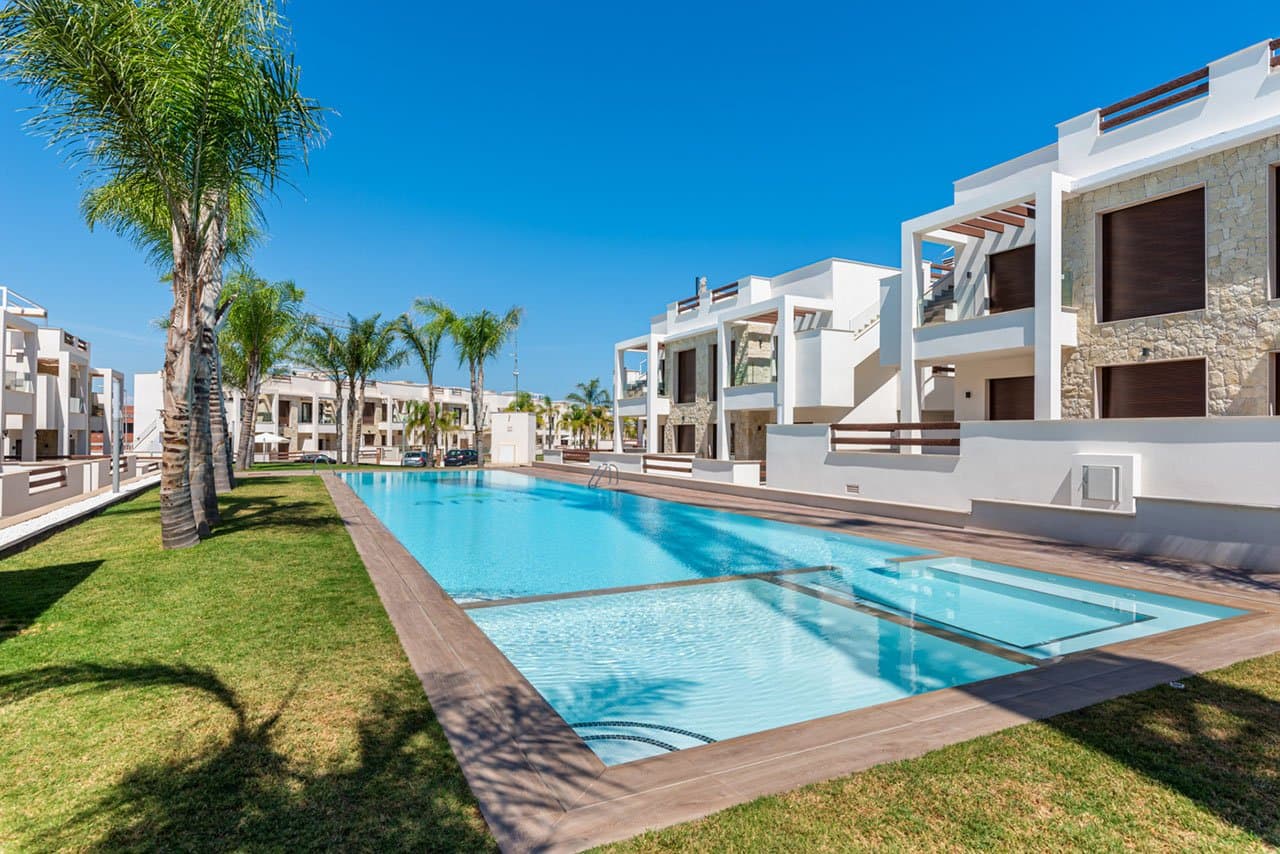 Sehr schöne Obergeschoss-Wohnungen mit 2 Schlafzimmern, 2 Badezimmern, Dachterrasse und 2 Gemeinschaftspool