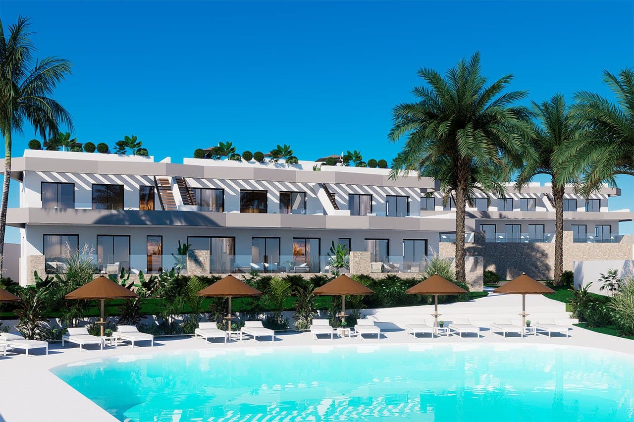 Erdgeschoss-Wohnungen mit 3 Schlafzimmern, 2 Bädern, großer Terrasse, Gemeinschaftspool und Meerblick