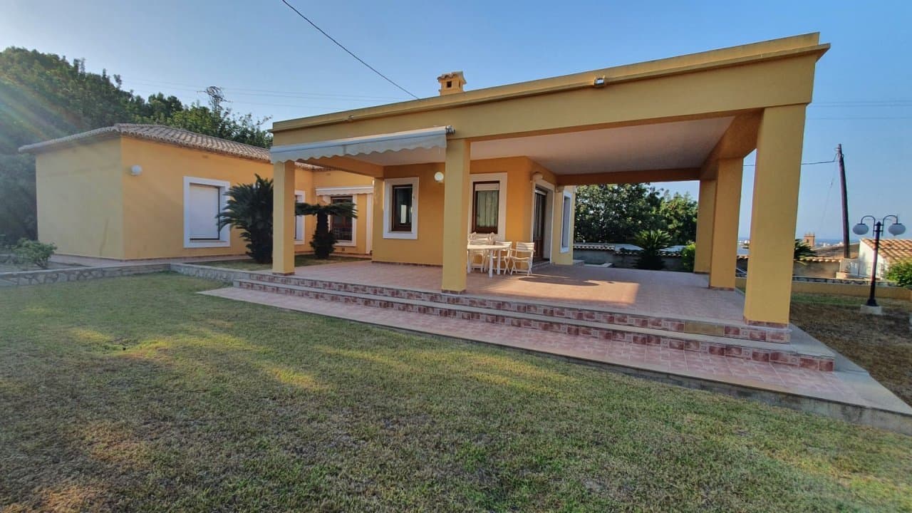 Gepflegte Villa mit 4 Schlafzimmern, 3 Badezimmern und Privatpool in hervorragender Wohnlage