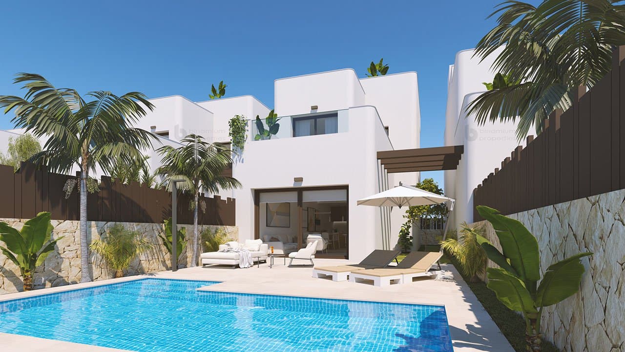 Wunderschöne Villen mit 3 Schlafzimmern, 3 Bädern, Dachterrasse, Fußbodenheizung in Bädern und Privatpool nur 1 km vom Strand