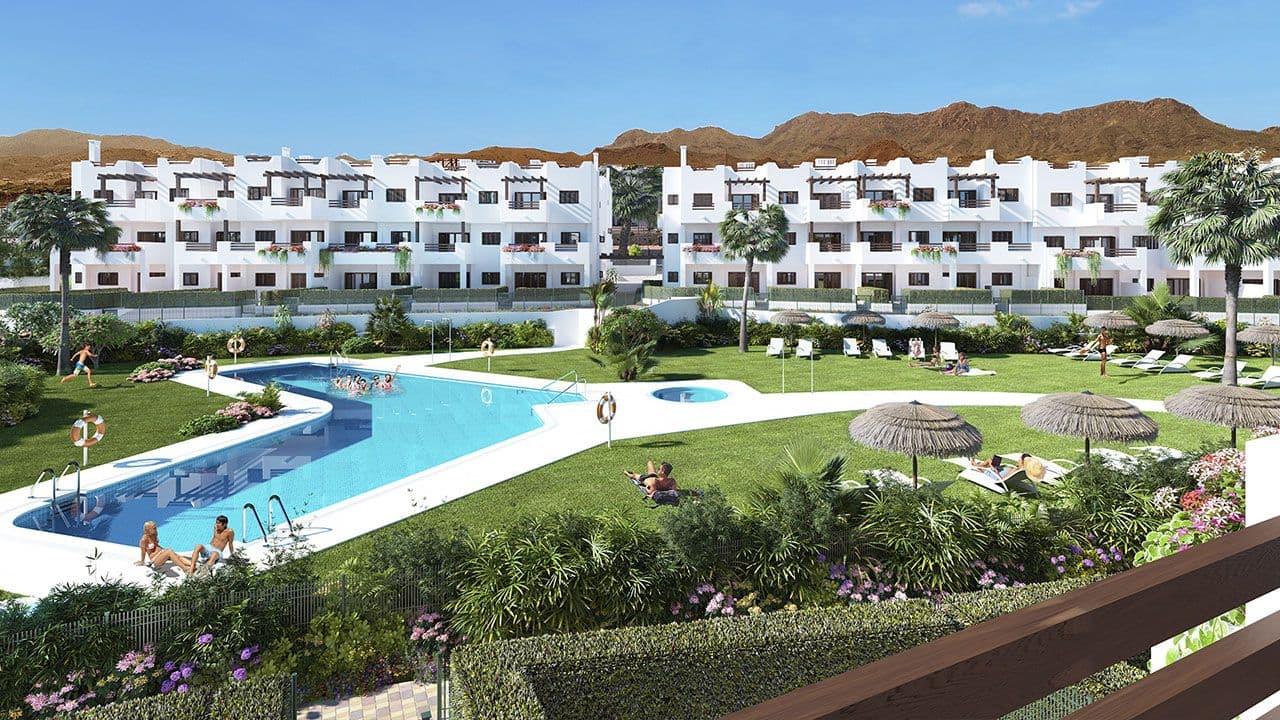 Komfortable Wohnungen mit 2 Schlafzimmern, Tiefgaragenstellplatz und Gemeinschaftspool nur 600 m vom Strand