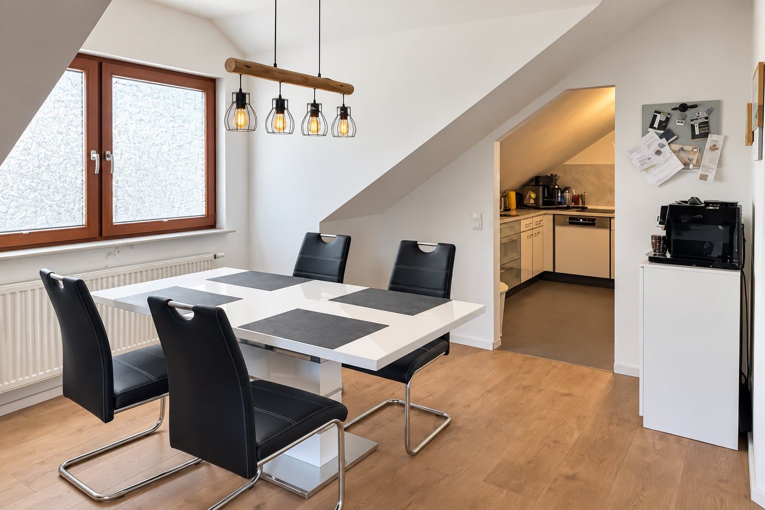 Modernes Wohnglück unter dem Dach mit Balkon in ruhiger Lage am Grünen