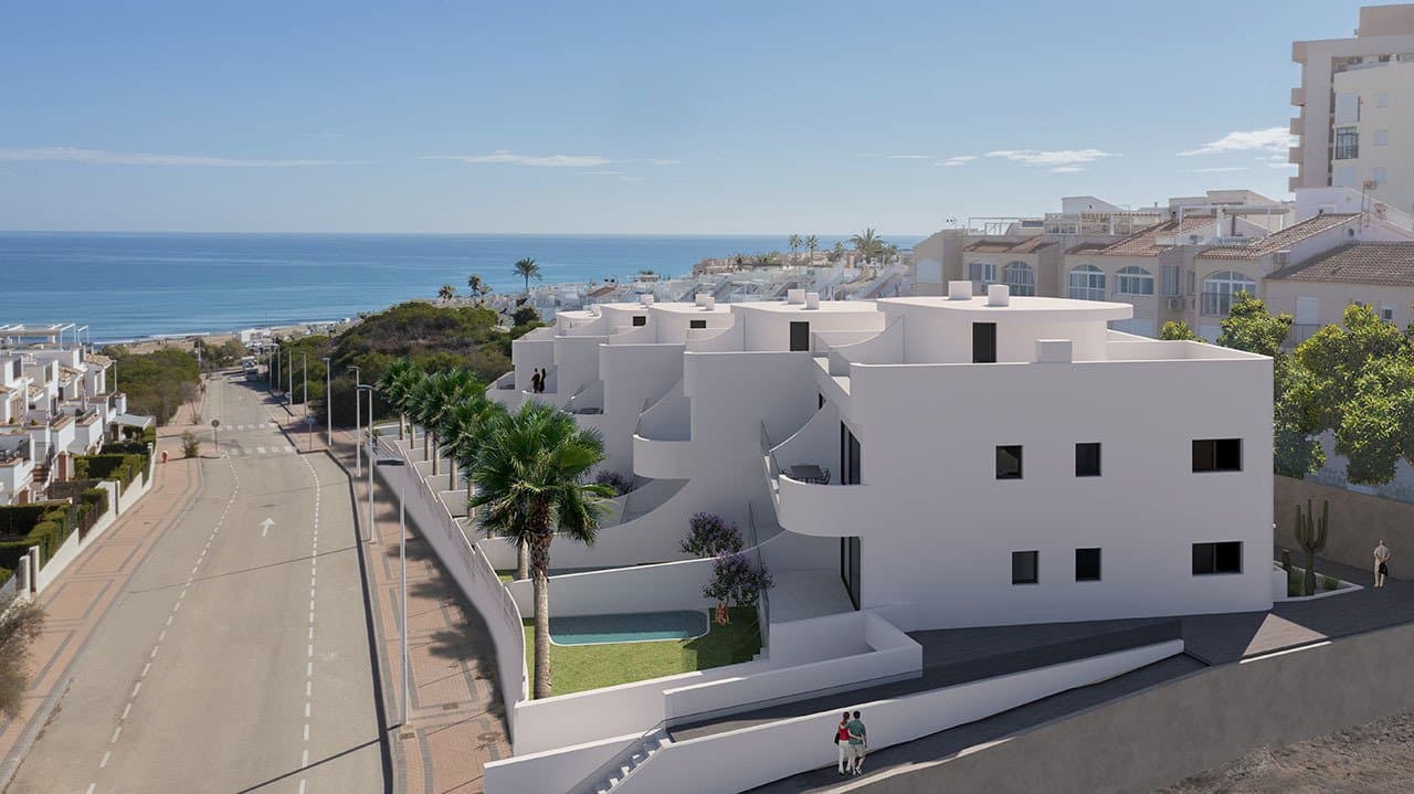 Erdgeschoss-Wohnungen mit 2 Schlafzimmern, 2 Bädern, Klimaanlage, Tiefgaragenstellplatz, Meerblick und Gemeinschaftspool nur 300 m vom Strand