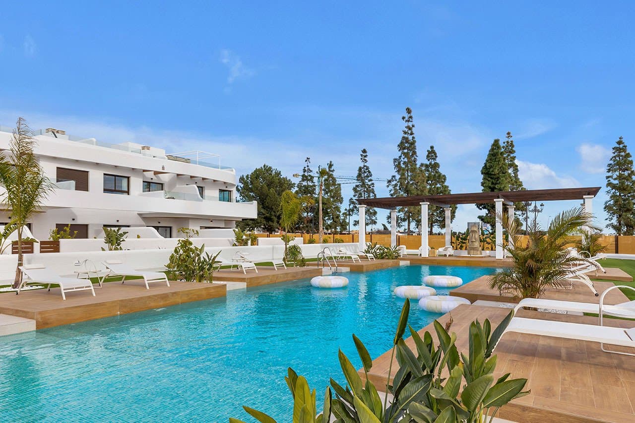 Penthouse-Wohnungen mit 2 Schlafzimmern, 2 Bädern, Dachterrasse, Gemeinschaftspool und Tiefgaragenstellplatz im La Serena Golf Komplex