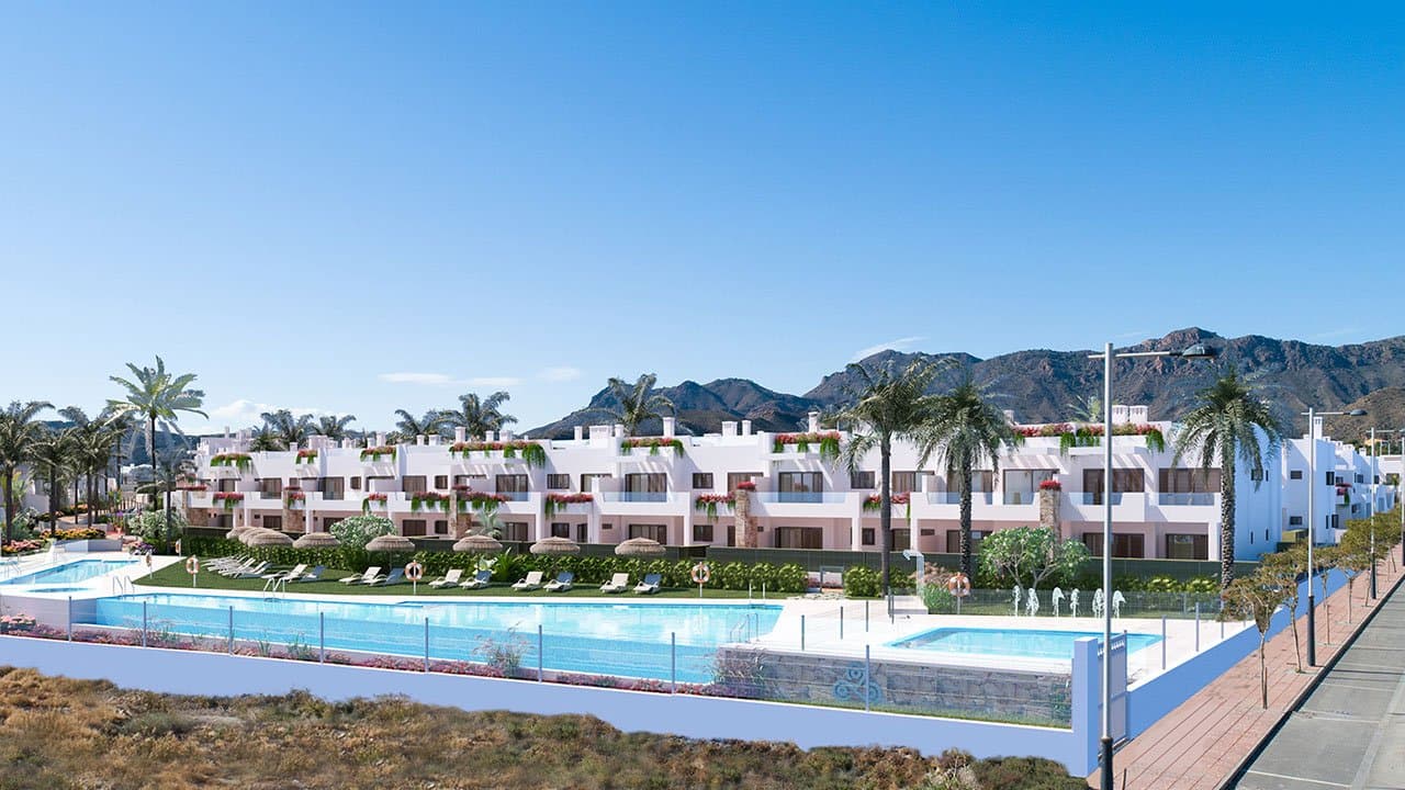 Erdgeschoss-Wohnungen mit 3 Schlafzimmern, 2 Bädern, Tiefgaragenstellplatz und Gemeinschaftspool in erster Linie am Strand