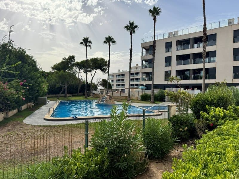 Erdgeschosswohnung mit 3 Schlafzimmern, 1 Bad, Tiefgaragenstellplatz und Gemeinschaftspool nur 300 m vom Strand