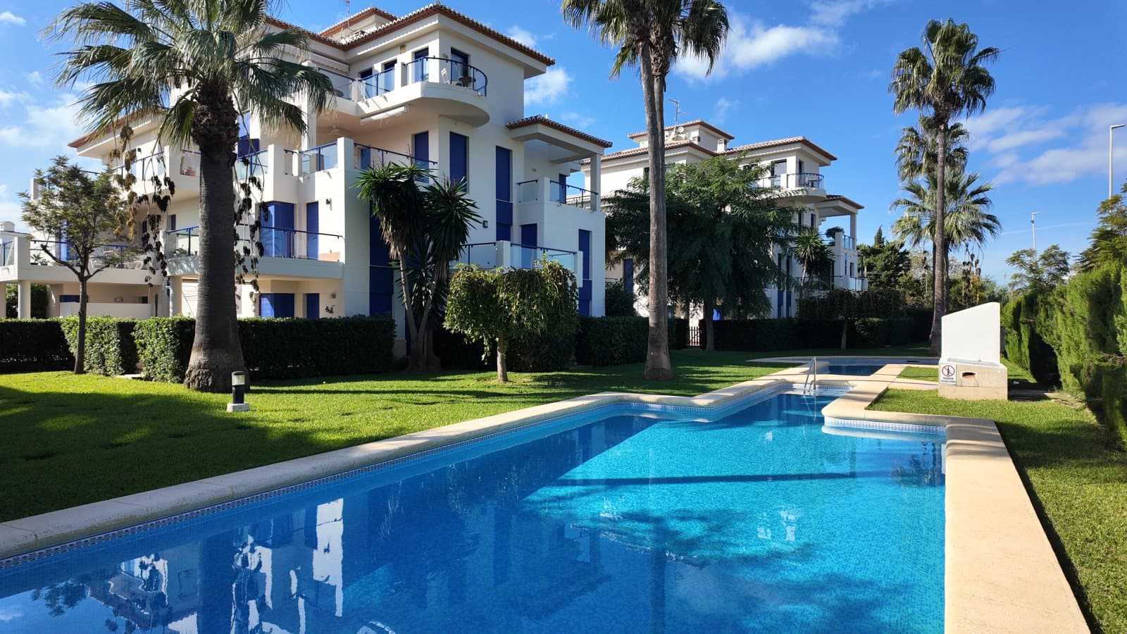 Exklusive Wohnung mit 2 Schlafzimmern und 2 Bädern in wunderschöner Wohnanlage nur 200 m vom Strand
