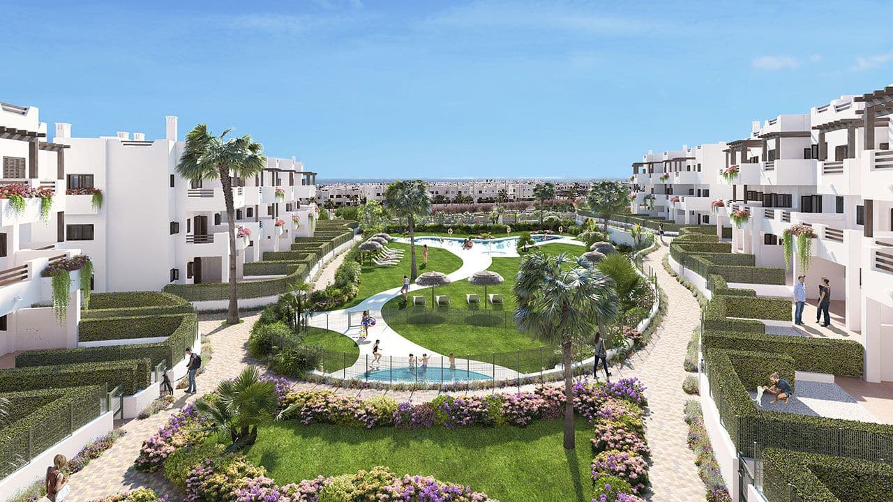 Komfortable Wohnungen mit 3 Schlafzimmern, Tiefgaragenstellplatz und Gemeinschaftspool nur 600 m vom Strand