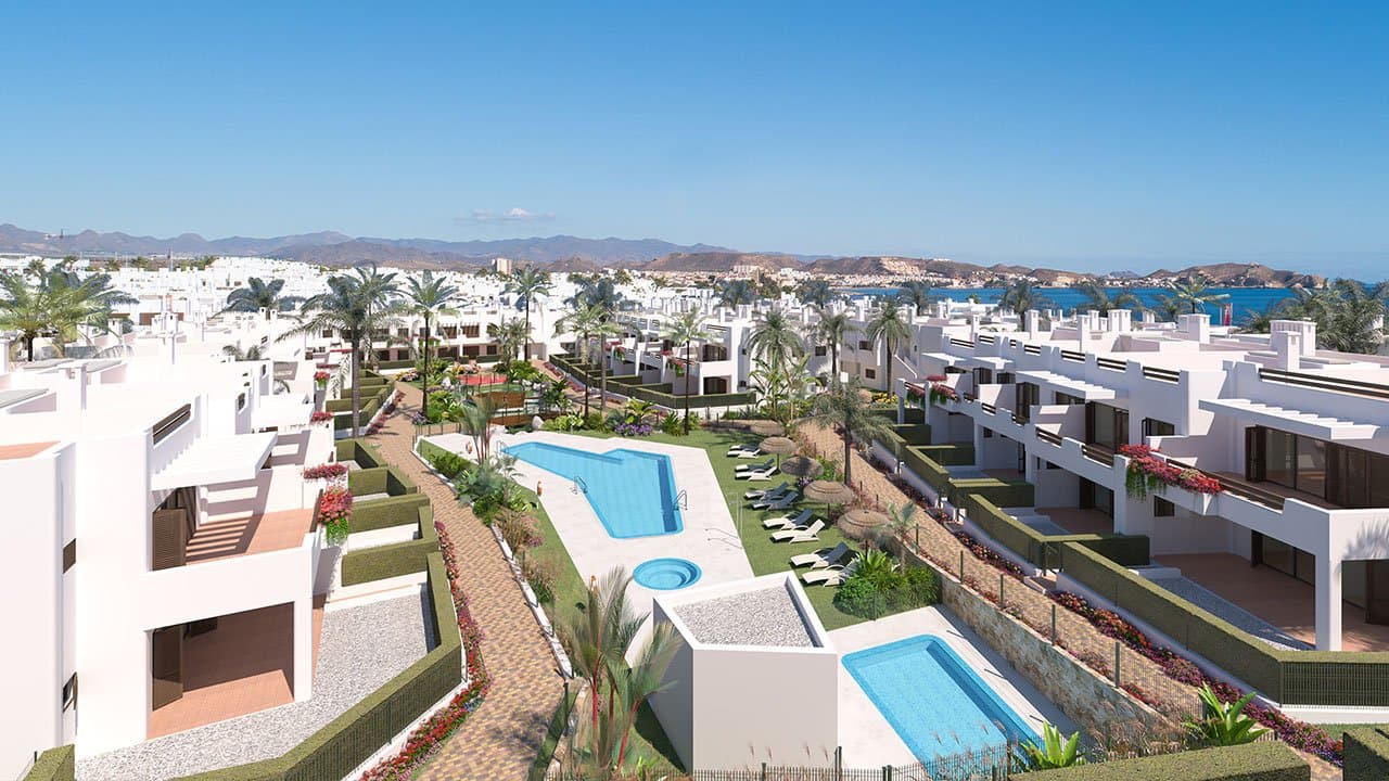 Obergeschoss-Wohnungen mit 3 Schlafzimmern, 1 Bädern, Dachterrasse, Tiefgaragenstellplatz und Gemeinschaftspool in erster Linie am Strand