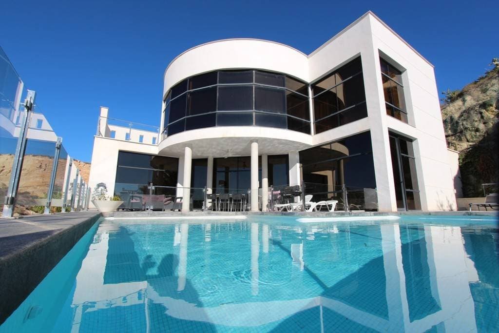 Moderne Villa mit beheiztem Pool und spektakulärem Panoramablick auf Küste und Meer und mit Vermietungslizenz