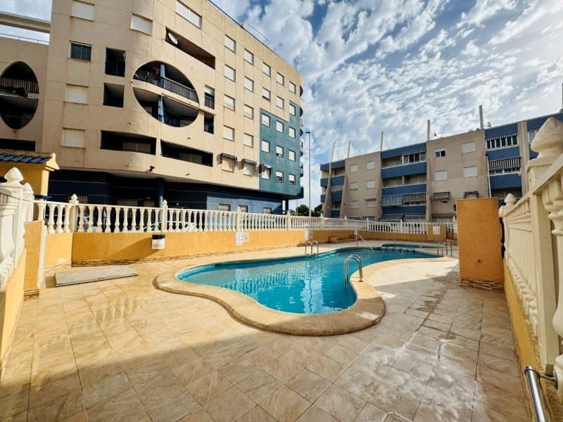 Erdgeschosswohnung mit 2 Schlafzimmern, 1 Bad, Tiefgaragenstellplatz und Gemeinschaftspool nur 300 m vom Strand