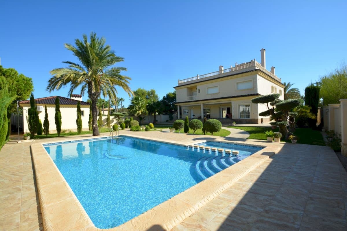 Wunderschöne, großzügige und exklusive Villa in der besten Gegend von Cabo Roig, nur 150 m vom Strand