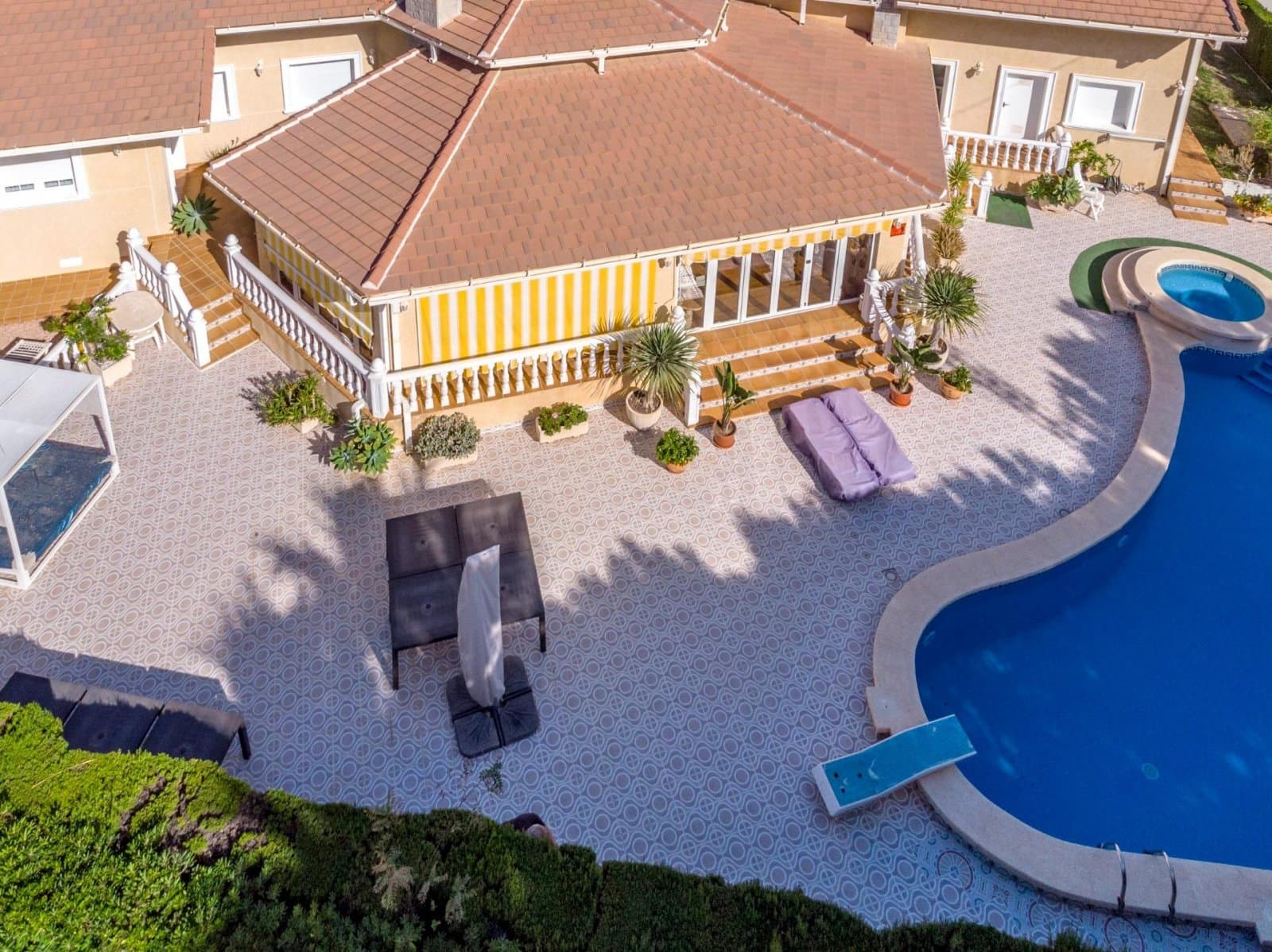 Prächtige freistehende Villa mit 3 Schlafzimmern, 4 Bädern, Fitnessraum, Sauna, Garage und Privatpool nur 1 km vom Strand