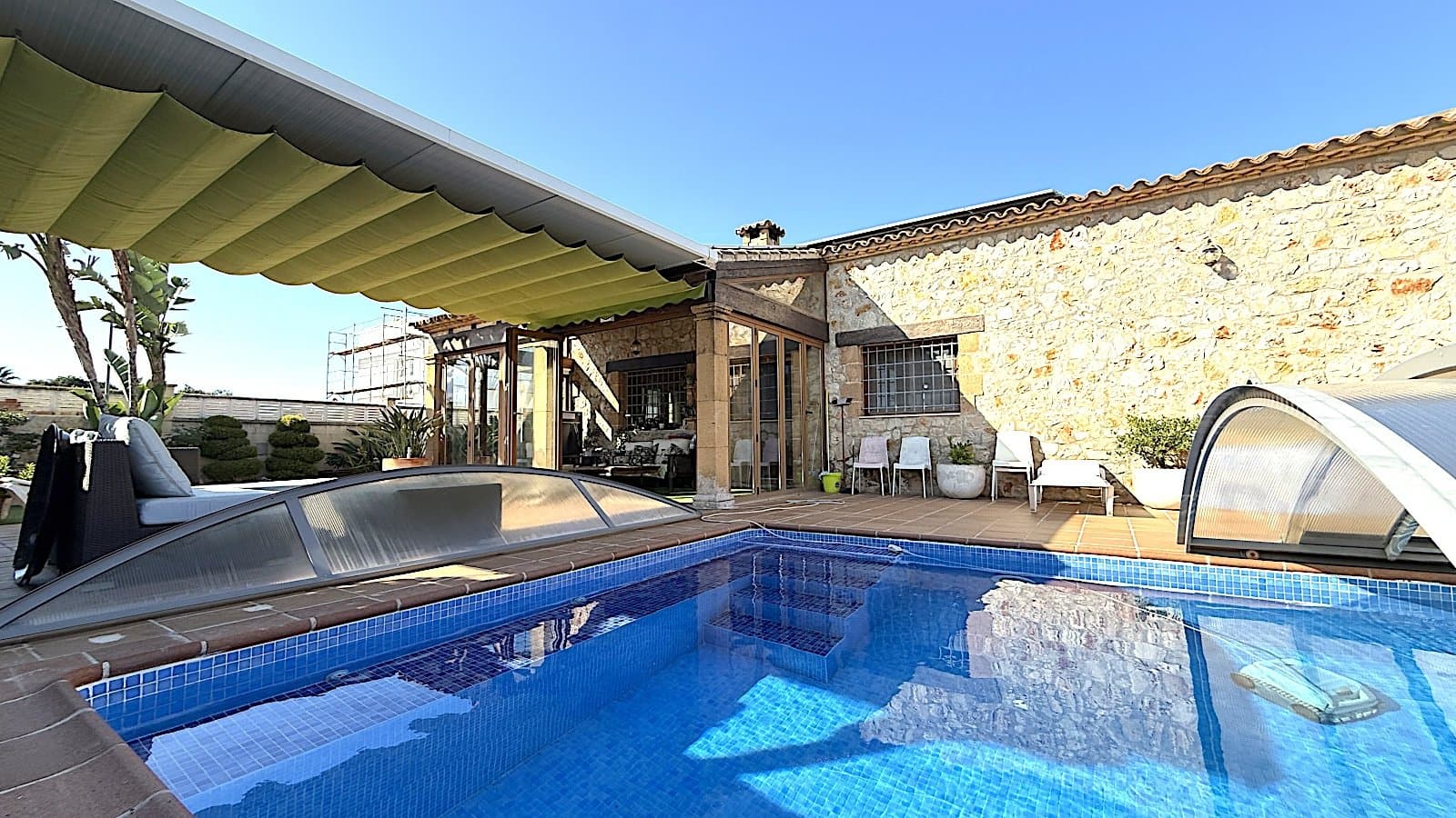 Exklusive Villa im mediterranen Stil, die Luxus, Energieeffizienz und hochwertige Materialien vereint